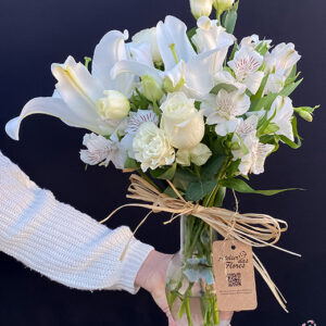 Atelier das Flores - Arranjo Lírios e Rosas Brancas