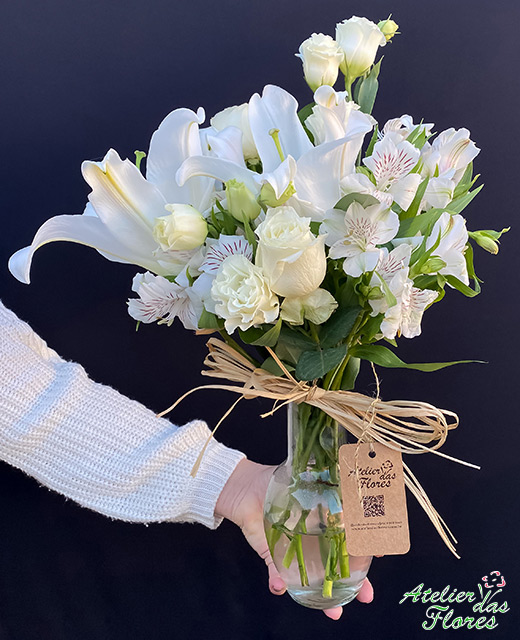 Atelier das Flores - Arranjo Lírios e Rosas Brancas