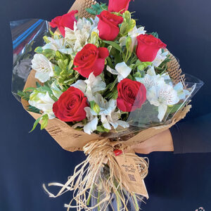 Atelier das Flores - Buquê 7 Rosas Vermelhas e Astromélias