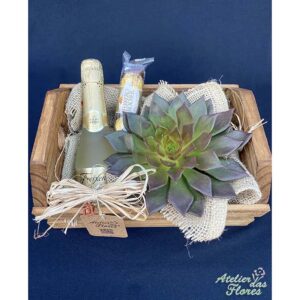 Atelier das Flores - Caixa Rústica com Suculenta, Espumante e Chocolates